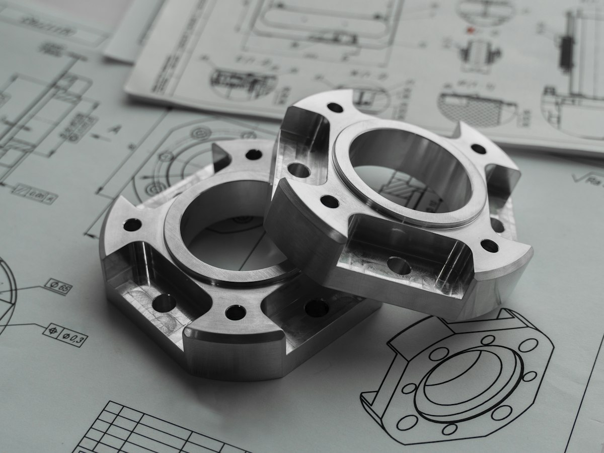 Präzisionsgefräste Bauteile auf technischen Zeichnungen