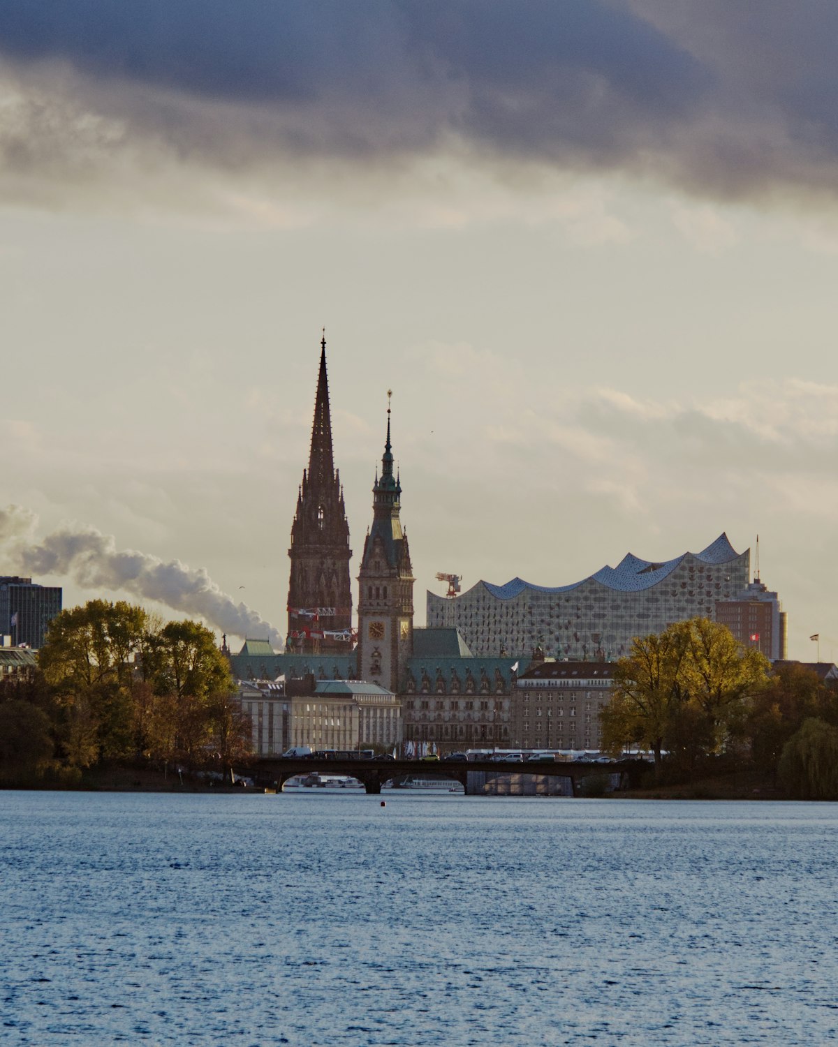 Binnenalster üzerinden Belediye Sarayı ve Elbphilharmonie manzarası, Hamburg